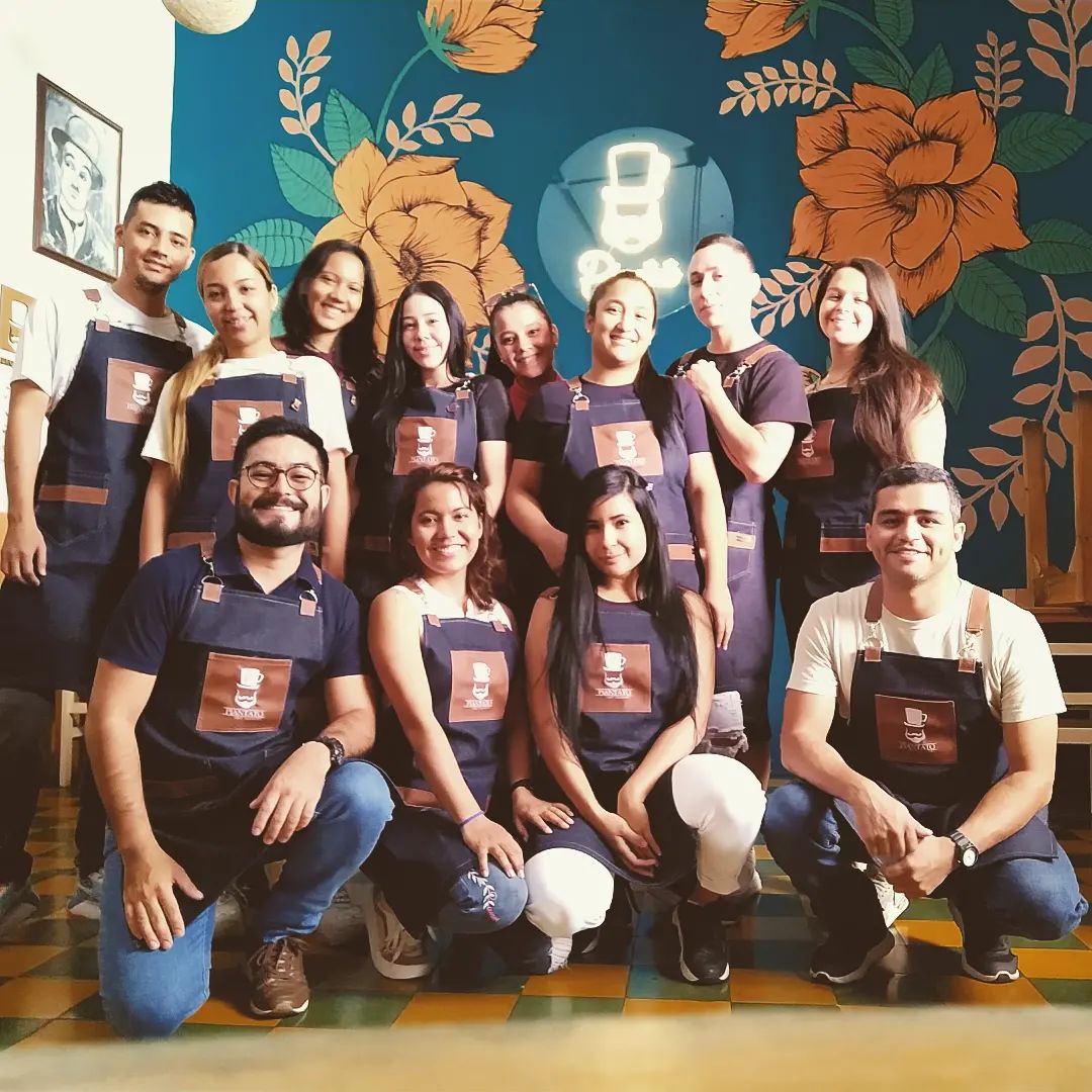 Nos+capacitamos!.+Aprendimos+y+disfrutamos!.+ahora+estrenamos+(delantal)+gracias+a+@zimarat_designPara+todos+ustedes+clientes,+con+mucho+amor!.+venimos+reforzados+para+atenderlos+con+todo+el+corazón!.+#baristasdecorazó